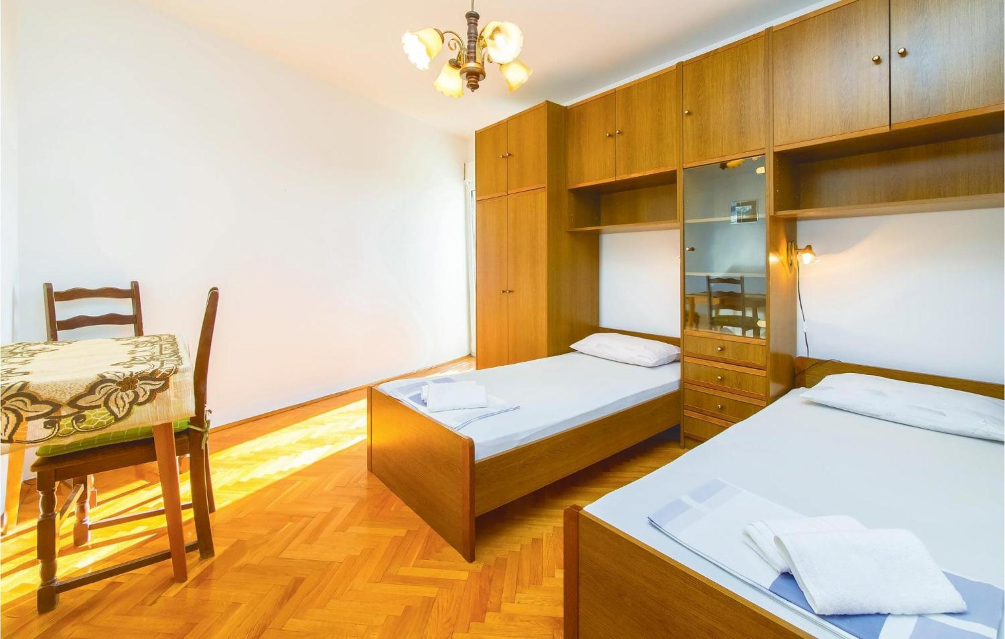Lovely Apartment In Podstrana With Kitchen Extérieur photo