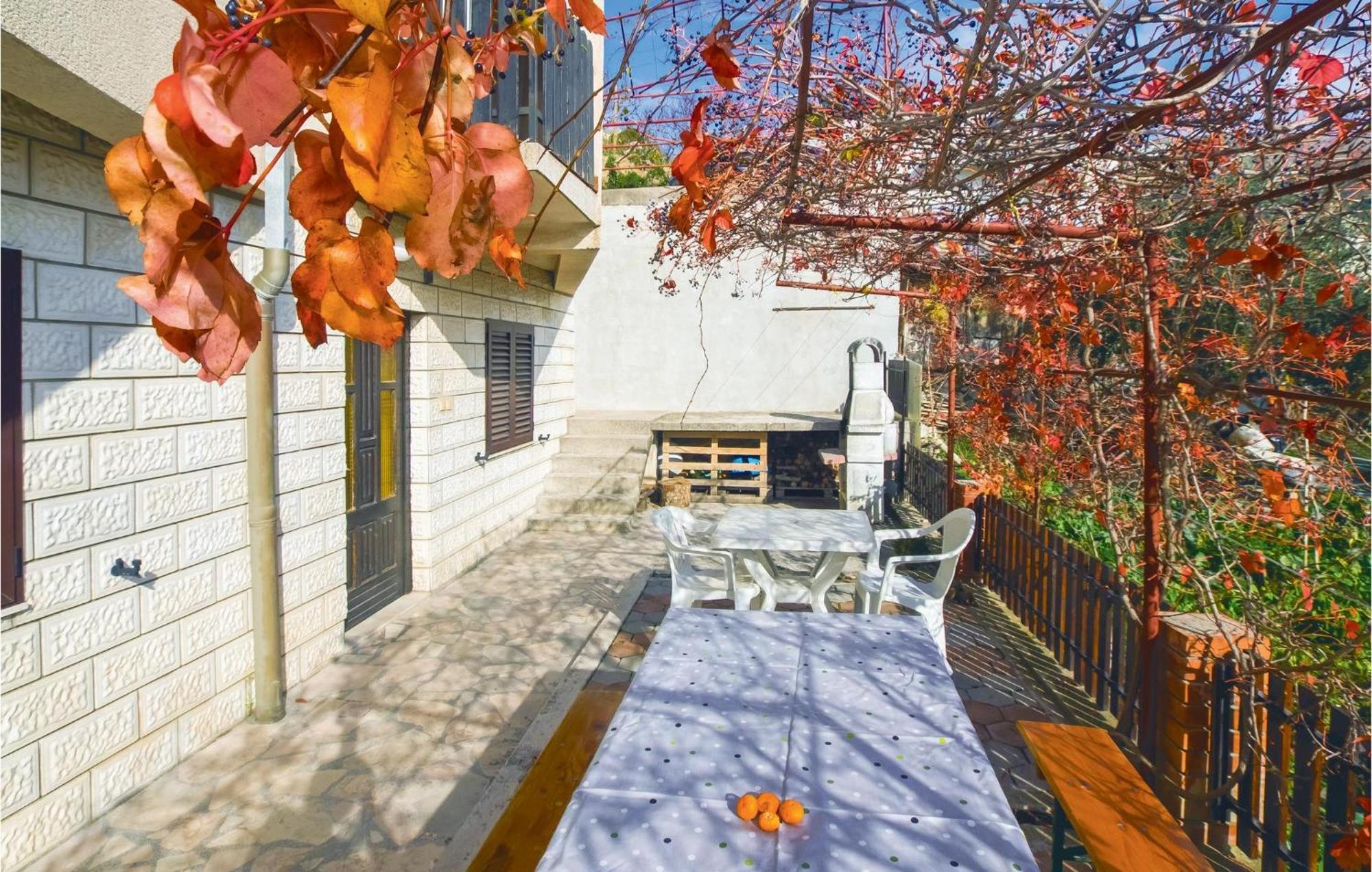 Lovely Apartment In Podstrana With Kitchen Extérieur photo